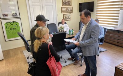 Fejsztámer: A VMSZ-en kívül senki sem foglalkozik a buszjáratok visszaállításának problémájával Csaknem ezer támogató aláírással adták át a buszjáratok rendezésére vonatkozó kezdeményezést a magyarkanizsaiak
