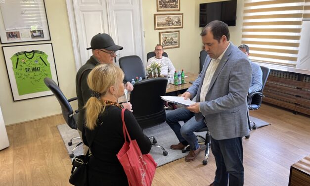 <span class="entry-title-primary">Fejsztámer: A VMSZ-en kívül senki sem foglalkozik a buszjáratok visszaállításának problémájával</span> <span class="entry-subtitle">Csaknem ezer támogató aláírással adták át a buszjáratok rendezésére vonatkozó kezdeményezést a magyarkanizsaiak</span>