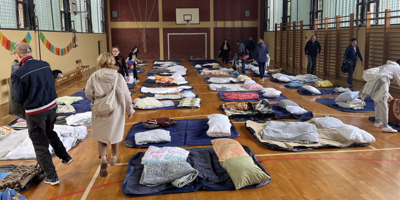 Öt perc alatt hálószobává alakították az iskola tornatermét a szabadkai szülők