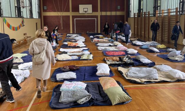 Öt perc alatt hálószobává alakították az iskola tornatermét a szabadkai szülők