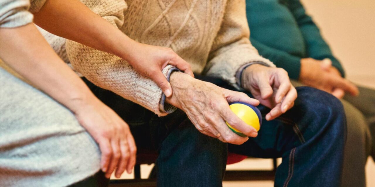 Idősgondozási szakma kitanulás online? Igen!