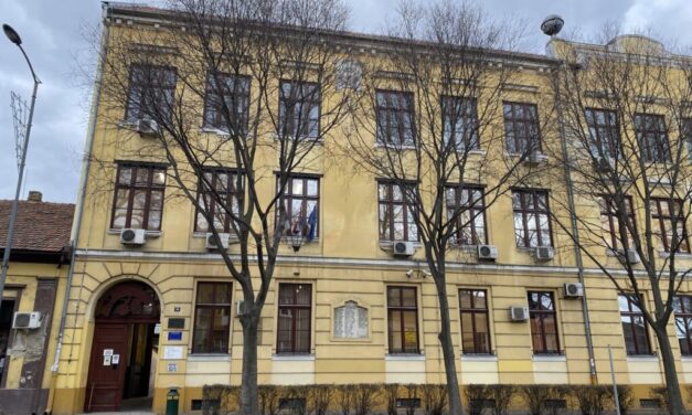 Kiáll igazgatója mellett a szabadkai Politechnikai Iskola