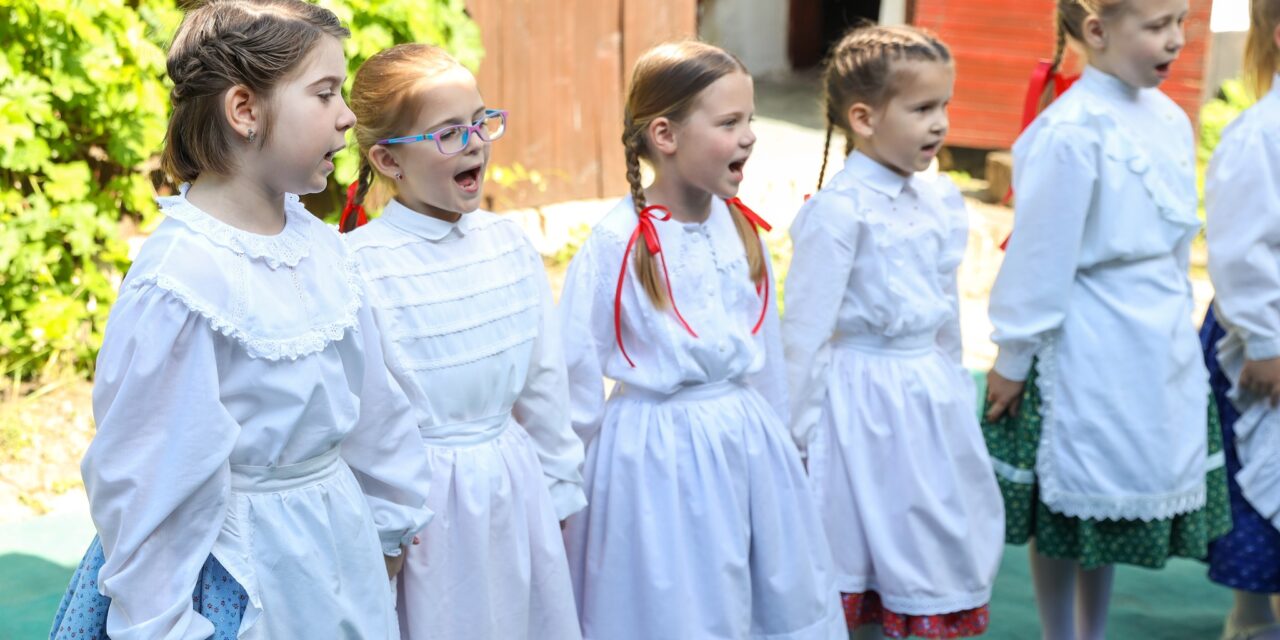 Ünnepi műsor keretében köszöntötte az édesanyákat a VANCSESZ (galériával)
