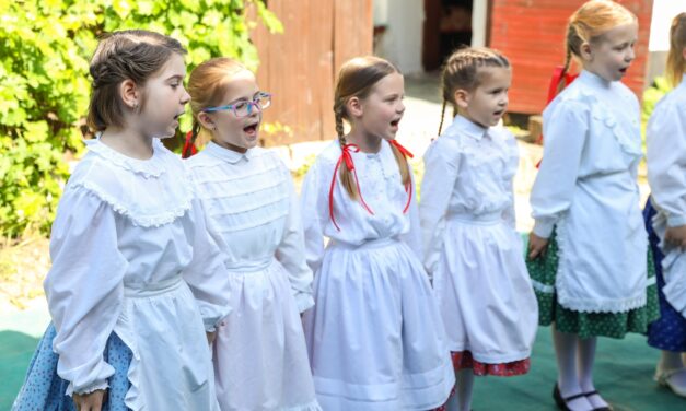 Ünnepi műsor keretében köszöntötte az édesanyákat a VANCSESZ (galériával)