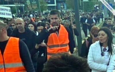 Zombor polgármestere rendfenntartóként a Szerb Haladó Párt nagygyűlésén