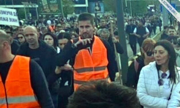 Zombor polgármestere rendfenntartóként a Szerb Haladó Párt nagygyűlésén