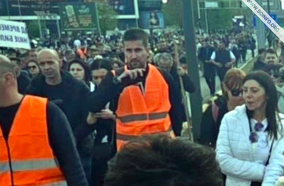 Zombor polgármestere rendfenntartóként a Szerb Haladó Párt nagygyűlésén