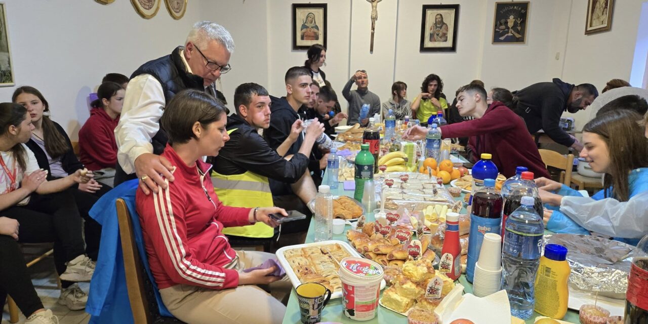 <span class="entry-title-primary">Bajmokon a plébánián is aludtak az egyetemisták</span> <span class="entry-subtitle">Így fogadta be a gyaloglókat Erhard atya, miután a helyi egyesületek nem válaszoltak a megkeresésre</span>