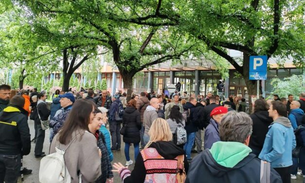 Több száz polgár tüntet az újvidéki bíróság épülete előtt