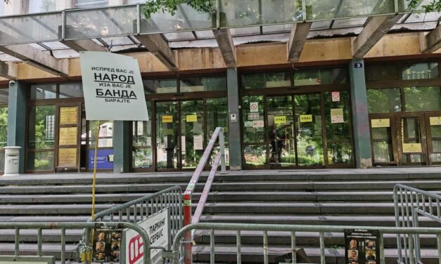 Folytatódik az újvidéki bíróság blokádja