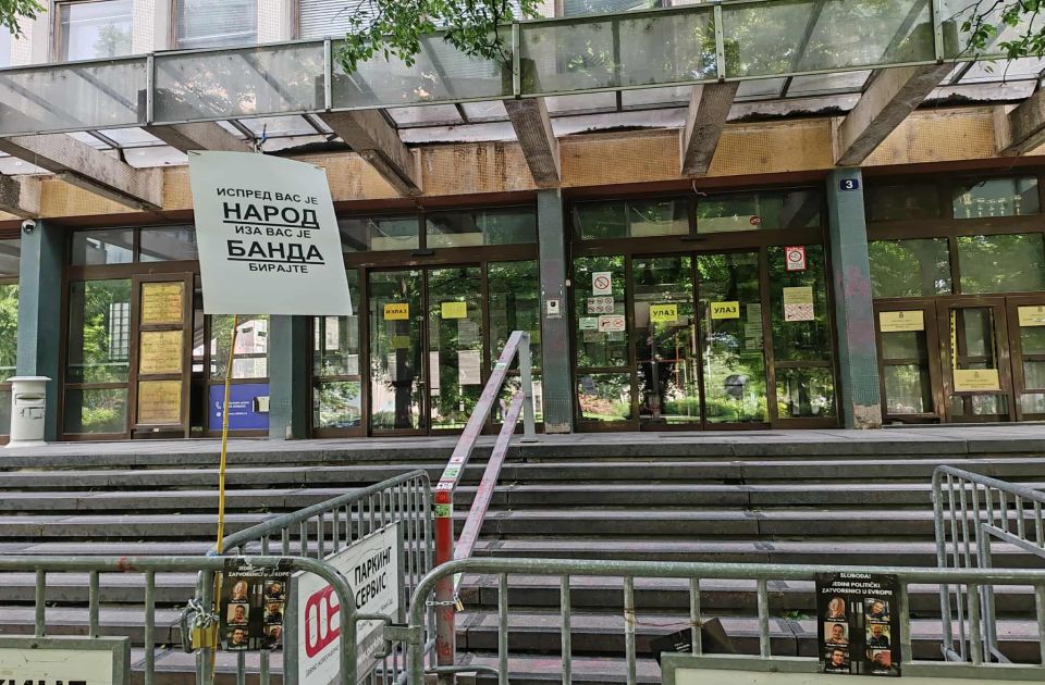 Folytatódik az újvidéki bíróság blokádja