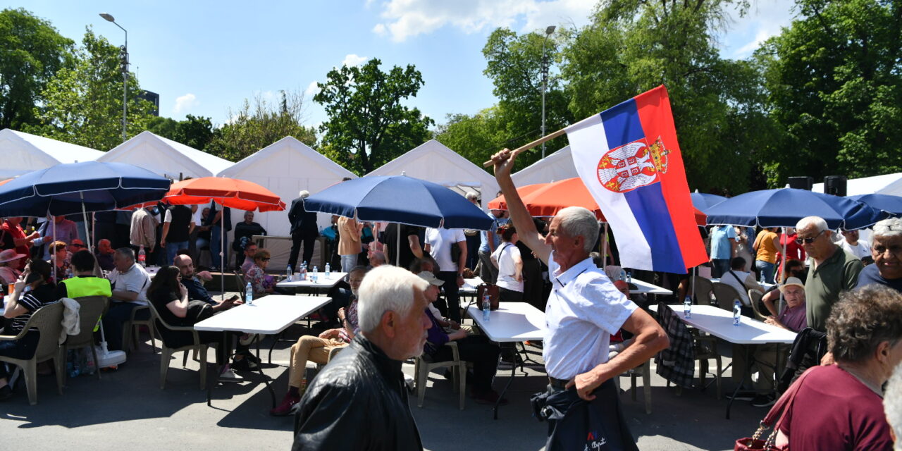 Videón, ahogy Ćacilend idős polgárai napidíjat kapnak