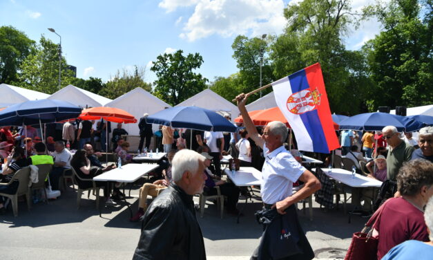 Videón, ahogy Ćacilend idős polgárai napidíjat kapnak