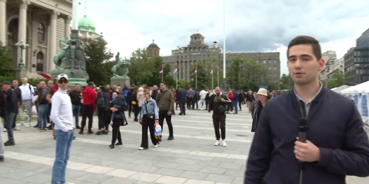 Váratlanul sokan jelentek meg a parlament előtt és a Pionír parkban