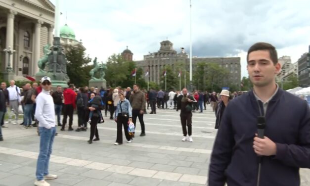 Váratlanul sokan jelentek meg a parlament előtt és a Pionír parkban
