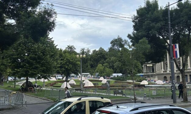 Ćacilend tovább terebélyesedik