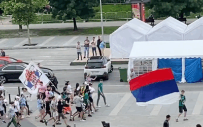 A kisérettségizők egyenesen keresztülmasíroztak Ćacilenden és Vučićnak is üzentek (Videóval)