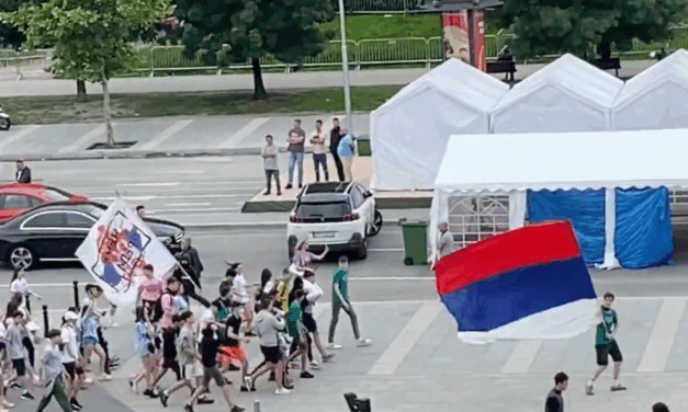 A kisérettségizők egyenesen keresztülmasíroztak Ćacilenden és Vučićnak is üzentek (Videóval)