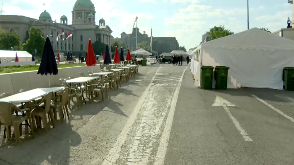 Tiltakozó megmozdulások Újvidéken és Belgrádban, szaporodnak a sátrak Ćacilendben