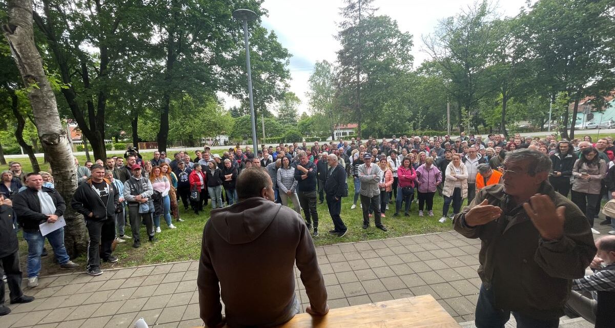 <span class="entry-title-primary">„Hát mik vagyunk mi, kutyák?”</span> <span class="entry-subtitle">Nem engedték be a csantavérieket a saját színházépületükbe, a parkban tartották meg az első falugyűlést</span>