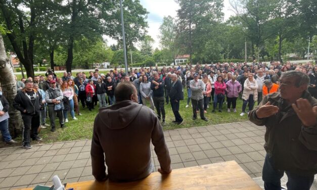 <span class="entry-title-primary">„Hát mik vagyunk mi, kutyák?”</span> <span class="entry-subtitle">Nem engedték be a csantavérieket a saját színházépületükbe, a parkban tartották meg az első falugyűlést</span>