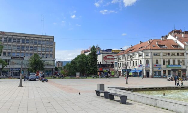 Čačak alpolgármestere a tüntető polgárok közé hajtott a kocsijával