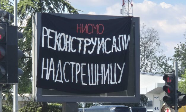 Óriásplakátokon a haladó rezsim botrányos tettei (Fotók)