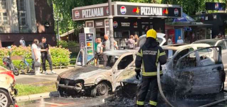 A tűz martalékává lett a Mercedes