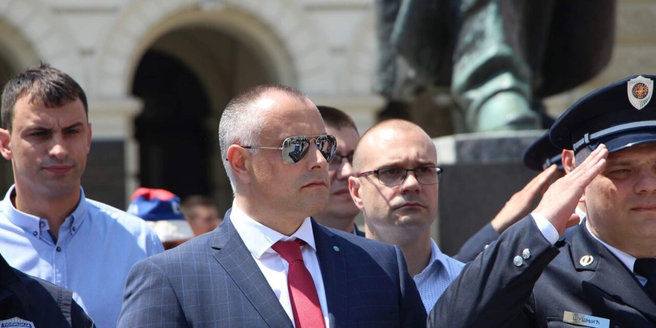 Haladókra emelt gumibotot, leváltották a brutalitásáról már régóta hírhedt újvidéki rendőrfőnököt