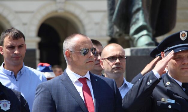 Haladókra emelt gumibotot, leváltották a brutalitásáról már régóta hírhedt újvidéki rendőrfőnököt