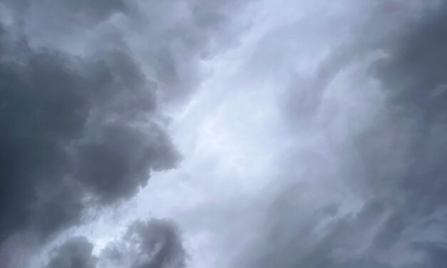 Északon már gyülekeznek a felhők, ekkor érkezik az eső és zivatar