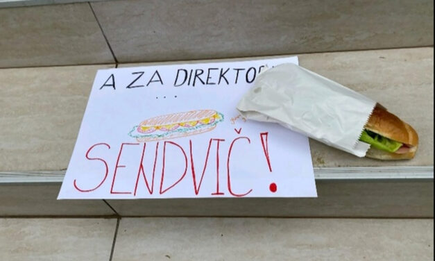 A szenttamási tanárok felmondást kaptak, az igazgató egy szendvicset