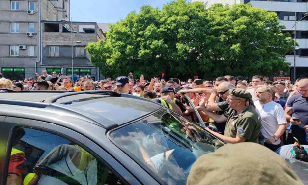 Incidens az újvidéki megemlékező sétán: Egy autó megpróbált áthajtani a tömegen (Videó)