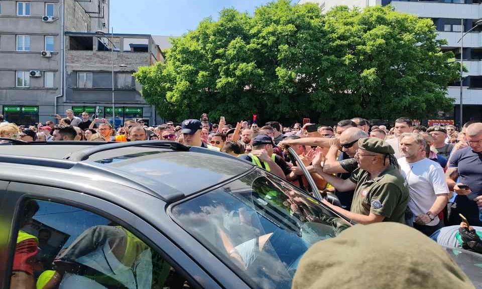 Incidens az újvidéki megemlékező sétán: Egy autó megpróbált áthajtani a tömegen (Videó)