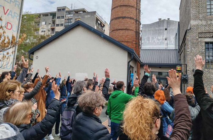 Harminc kereszteződést zárnak le kedden a tüntetők Újvidéken