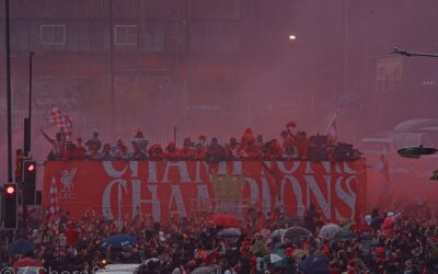 A Liverpool bajnoki címét ünnepelték a szurkolók, amikor egy autós a tömegbe hajtott