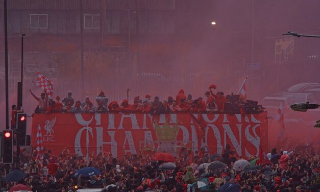 A Liverpool bajnoki címét ünnepelték a szurkolók, amikor egy autós a tömegbe hajtott