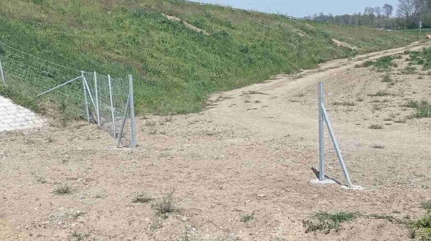 Lopják a kerítést és az útjelző táblákat is az autópályáról