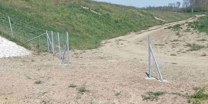 Lopják a kerítést és az útjelző táblákat is az autópályáról
