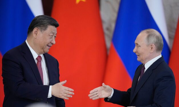 Győzelemnapi parádé a háború árnyékában