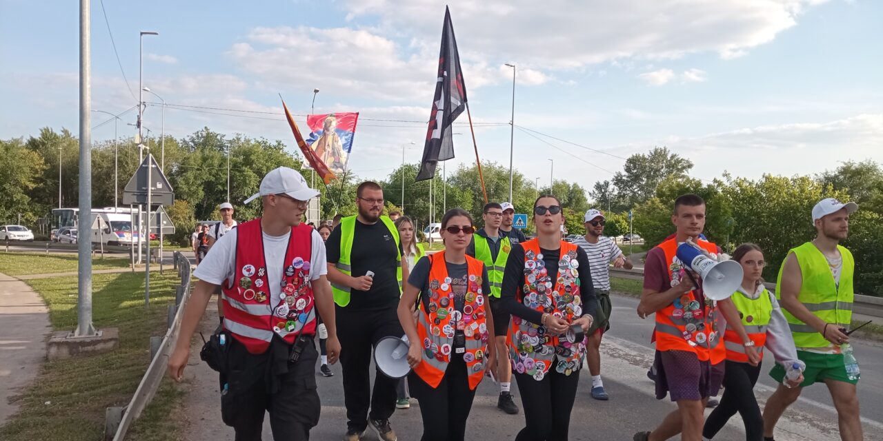 Megérkeztek Óbecsére a Nagybecskerek felől Szabadkára gyalogló fiatalok