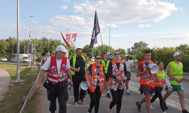 Megérkeztek Óbecsére a Nagybecskerek felől Szabadkára gyalogló fiatalok