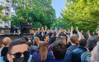 Dulakodás a rendőrséggel, könnygáz a polgárok ellen az újvidéki bíróságnál (Videó)