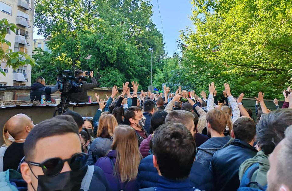 Dulakodás a rendőrséggel, könnygáz a polgárok ellen az újvidéki bíróságnál (Videó)