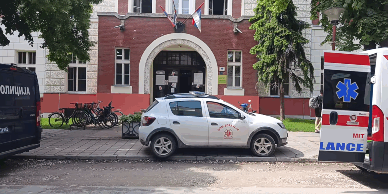 Leszakadt az Óbecsei Gimnázium mennyezete (Videó)