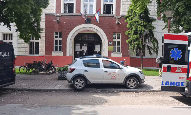 Leszakadt az Óbecsei Gimnázium mennyezete (Videó)