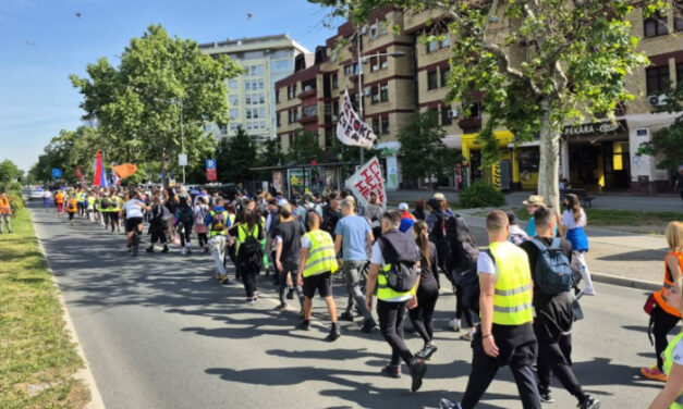 Elindultak Újvidékről a Szabadkára gyalogló egyetemisták