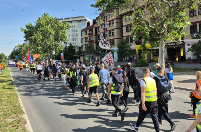 Elindultak Újvidékről a Szabadkára gyalogló egyetemisták