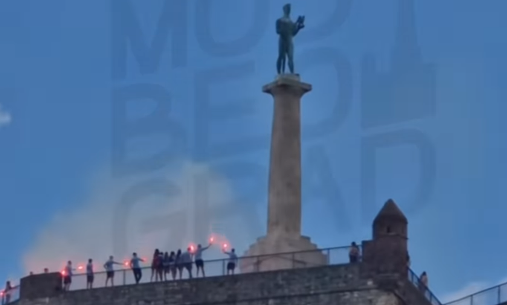 Az általános iskola végét ünnepelték, közben lángba borították a nándorfehérvári várat (Videó)