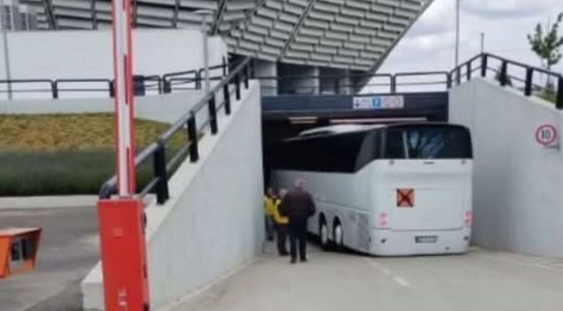 Harminc millió eurós stadion, kis szépséghibával